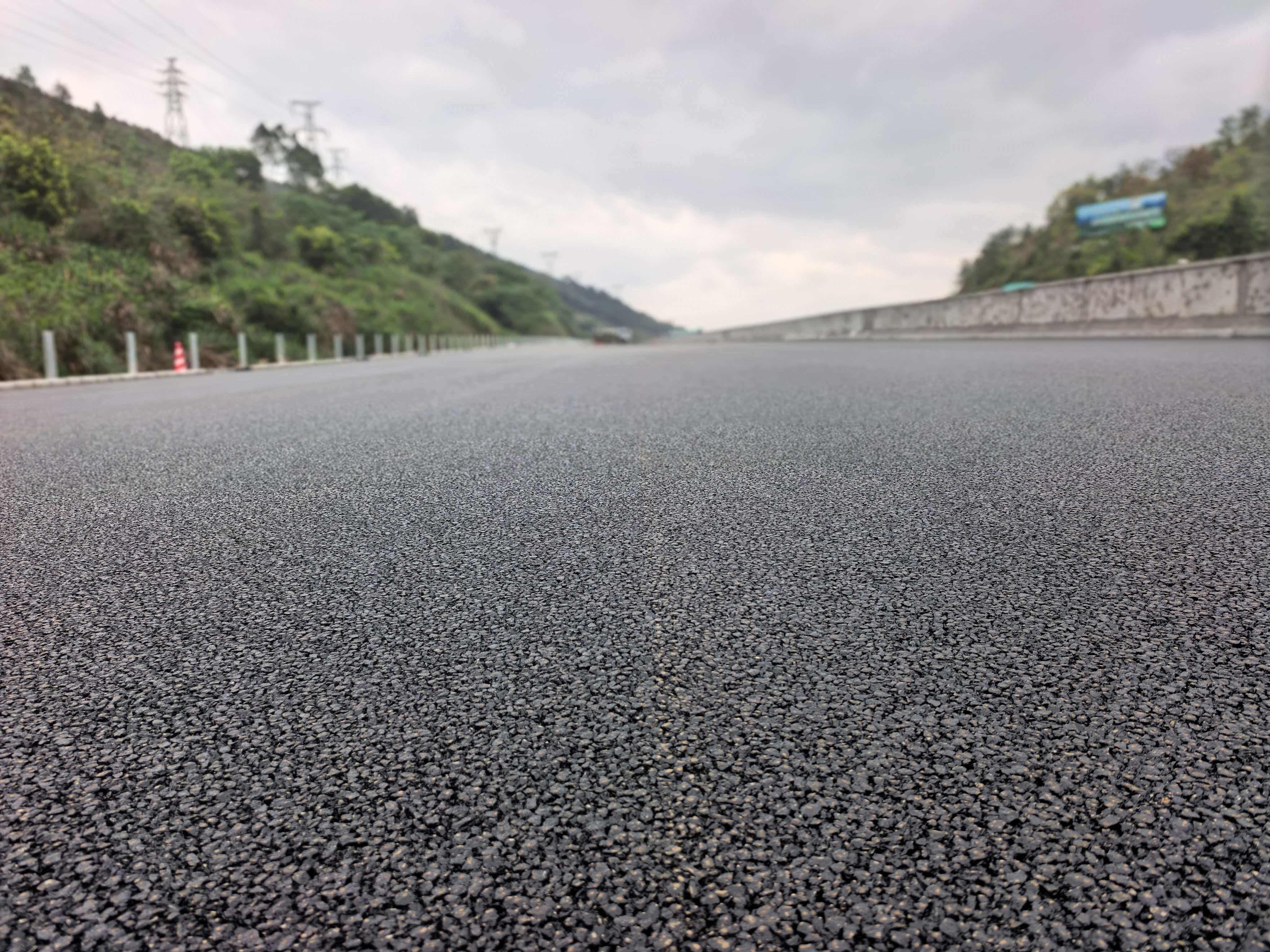 高速沥青摊铺施工